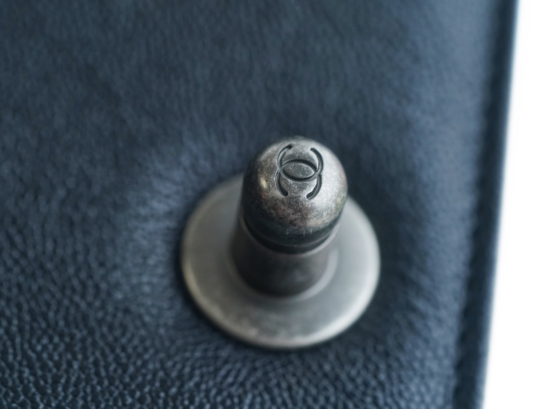 샤넬 팬더샵 샤넬 보이백 캐비어 다크 블루 은장 미디움 사이즈 25cm 상세 이미지 9