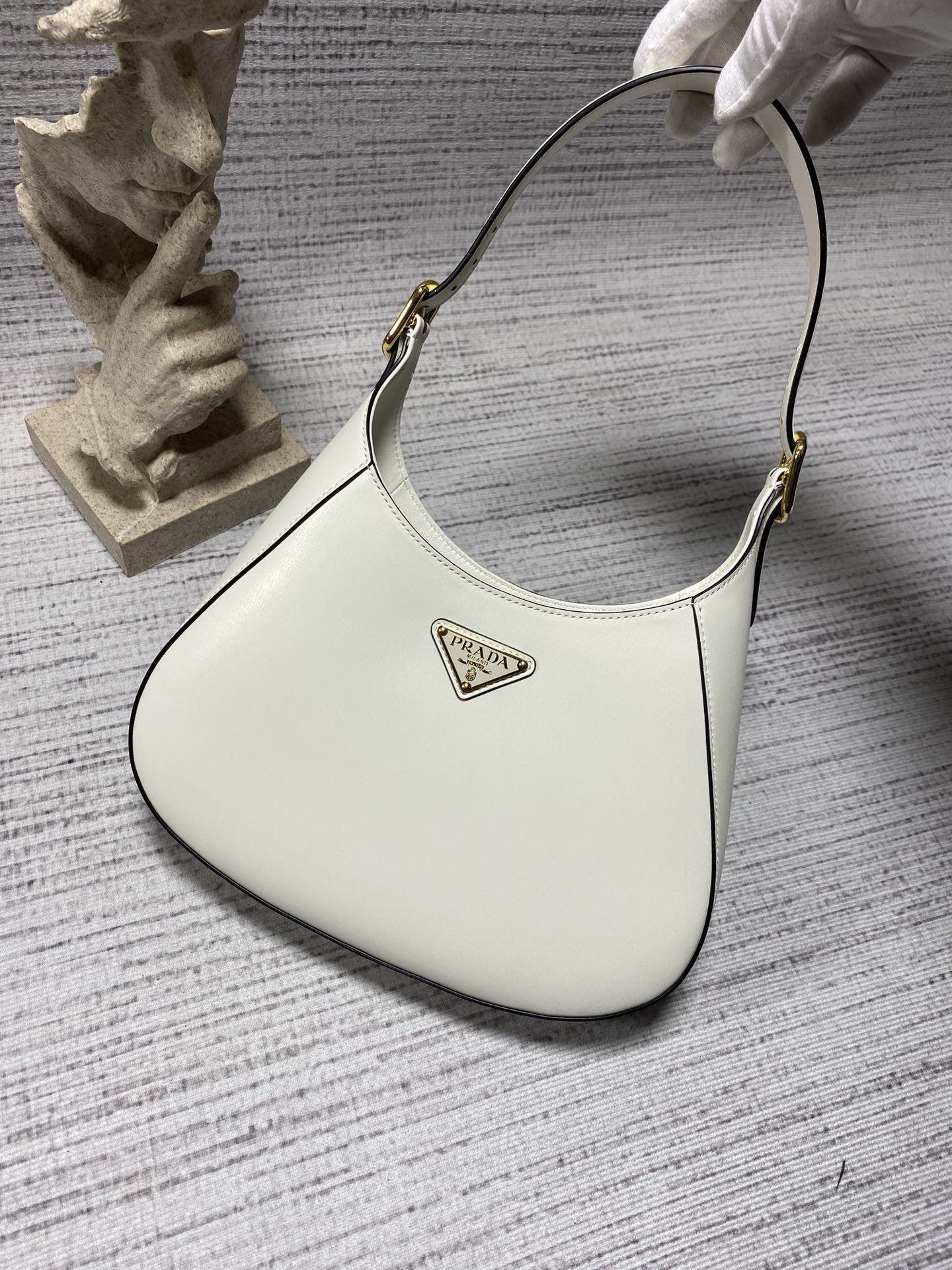 프라다 프라다 미디엄 가죽 숄더백 화이트 1BC179 정품 동일 가죽 사용, 27x19x5cm 상세 이미지 2
