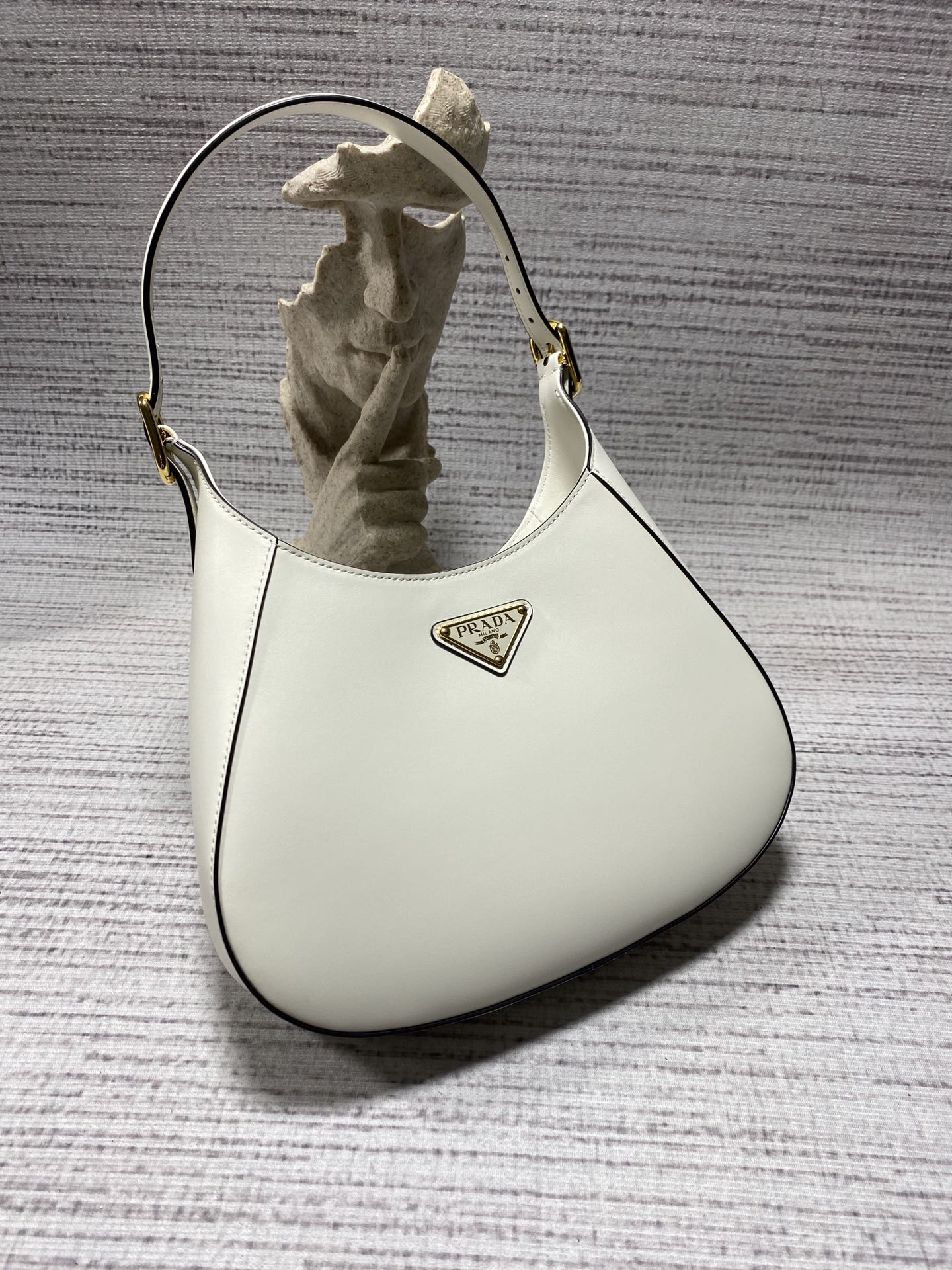 프라다 프라다 미디엄 가죽 숄더백 화이트 1BC179 정품 동일 가죽 사용, 27x19x5cm 상세 이미지 3