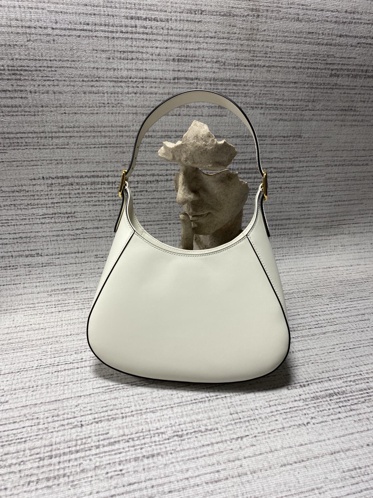 프라다 프라다 미디엄 가죽 숄더백 화이트 1BC179 정품 동일 가죽 사용, 27x19x5cm 상세 이미지 4