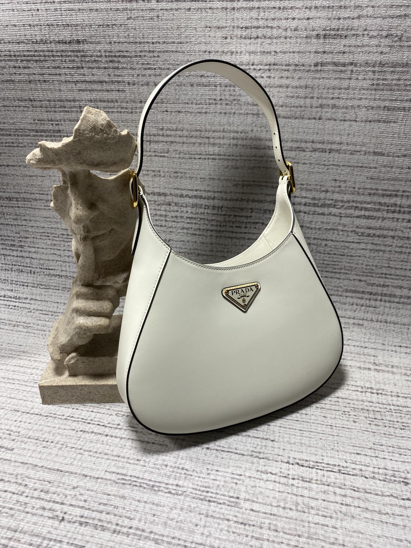 프라다 프라다 미디엄 가죽 숄더백 화이트 1BC179 정품 동일 가죽 사용, 27x19x5cm 상세 이미지 5