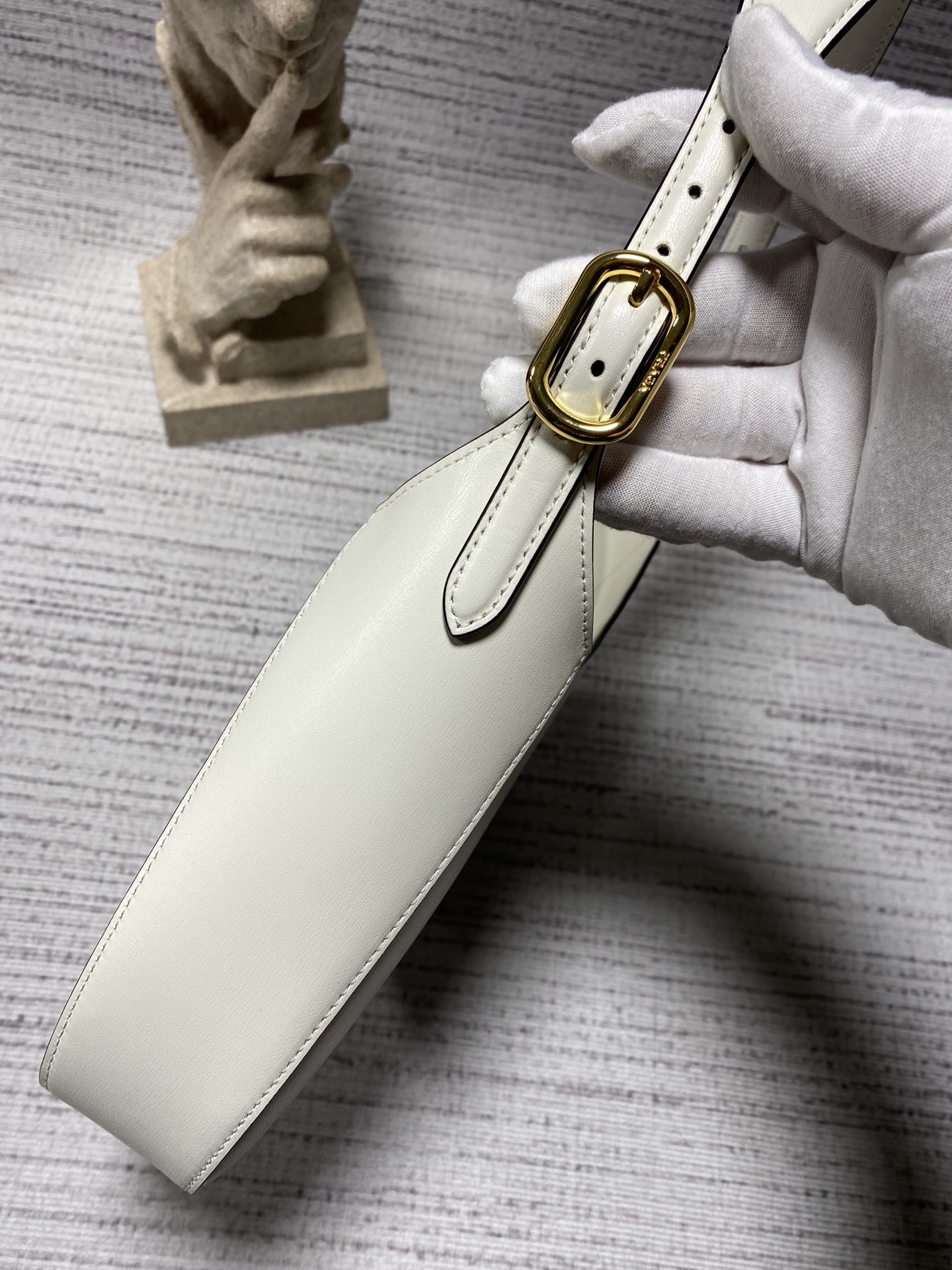 프라다 프라다 미디엄 가죽 숄더백 화이트 1BC179 정품 동일 가죽 사용, 27x19x5cm 상세 이미지 6