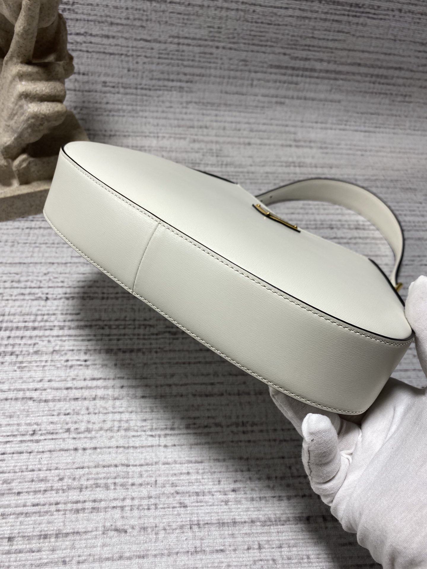 프라다 프라다 미디엄 가죽 숄더백 화이트 1BC179 정품 동일 가죽 사용, 27x19x5cm 상세 이미지 8