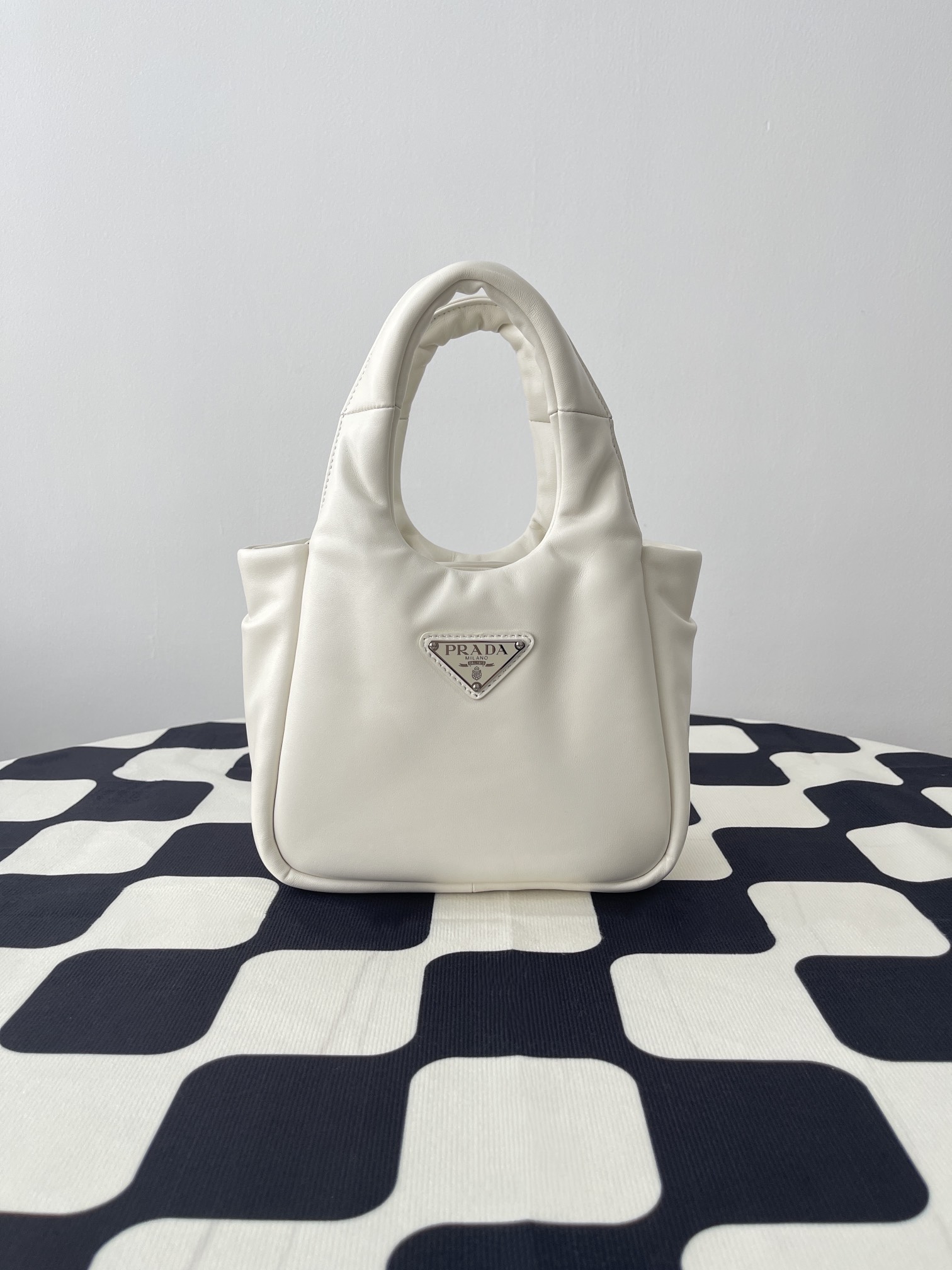 프라다 프라다 여성 소프트 스몰 패딩 나파 토트백 화이트 1BA359 정품 동일 가죽 사용 상세 이미지 1