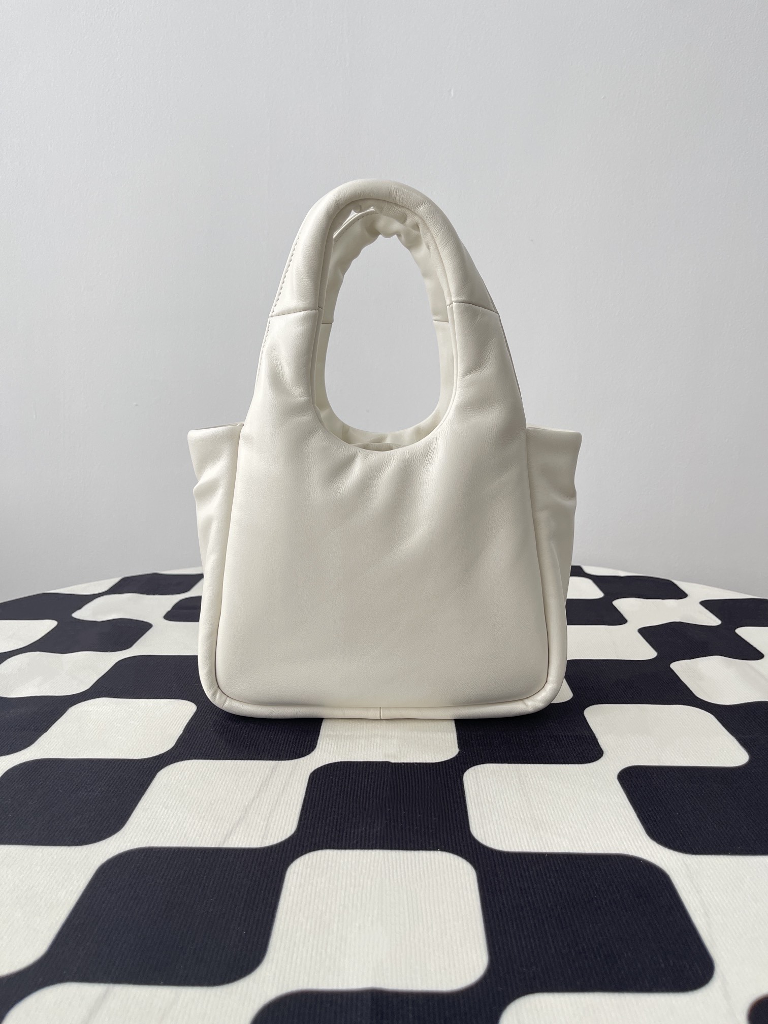 프라다 프라다 여성 소프트 스몰 패딩 나파 토트백 화이트 1BA359 정품 동일 가죽 사용 상세 이미지 2