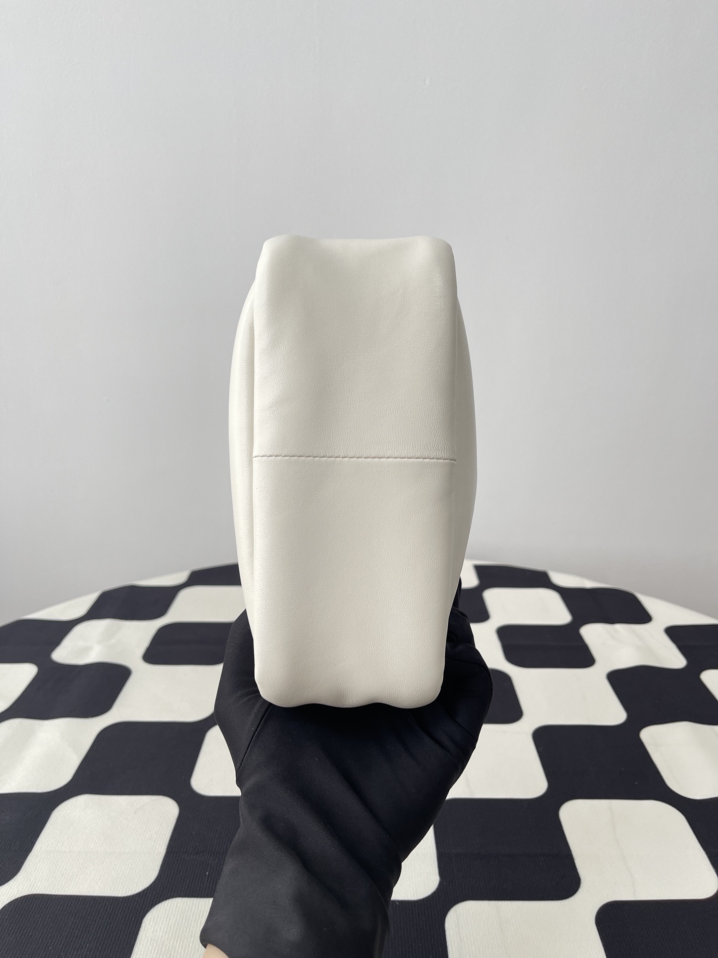 프라다 프라다 여성 소프트 스몰 패딩 나파 토트백 화이트 1BA359 정품 동일 가죽 사용 상세 이미지 3