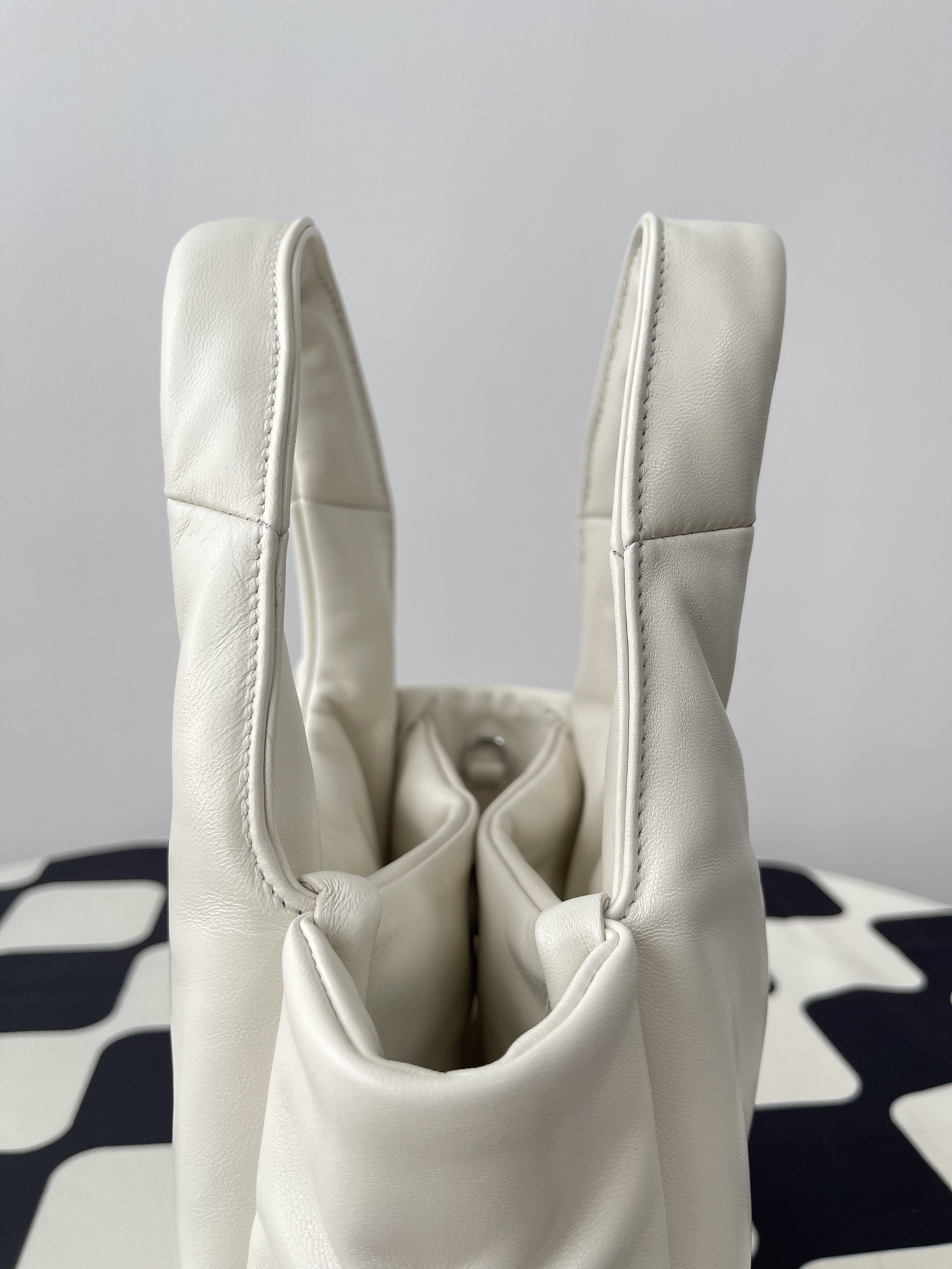 프라다 프라다 여성 소프트 스몰 패딩 나파 토트백 화이트 1BA359 정품 동일 가죽 사용 상세 이미지 4