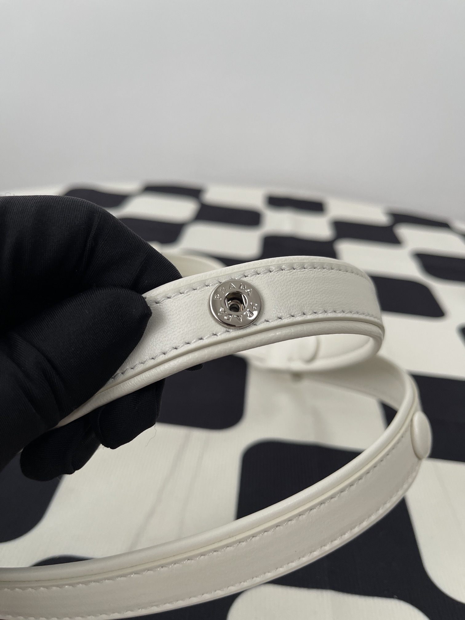 프라다 프라다 여성 소프트 스몰 패딩 나파 토트백 화이트 1BA359 정품 동일 가죽 사용 상세 이미지 5