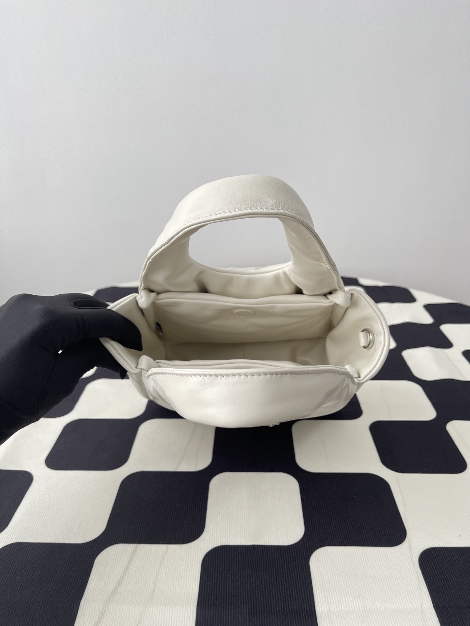 프라다 프라다 여성 소프트 스몰 패딩 나파 토트백 화이트 1BA359 정품 동일 가죽 사용 상세 이미지 6