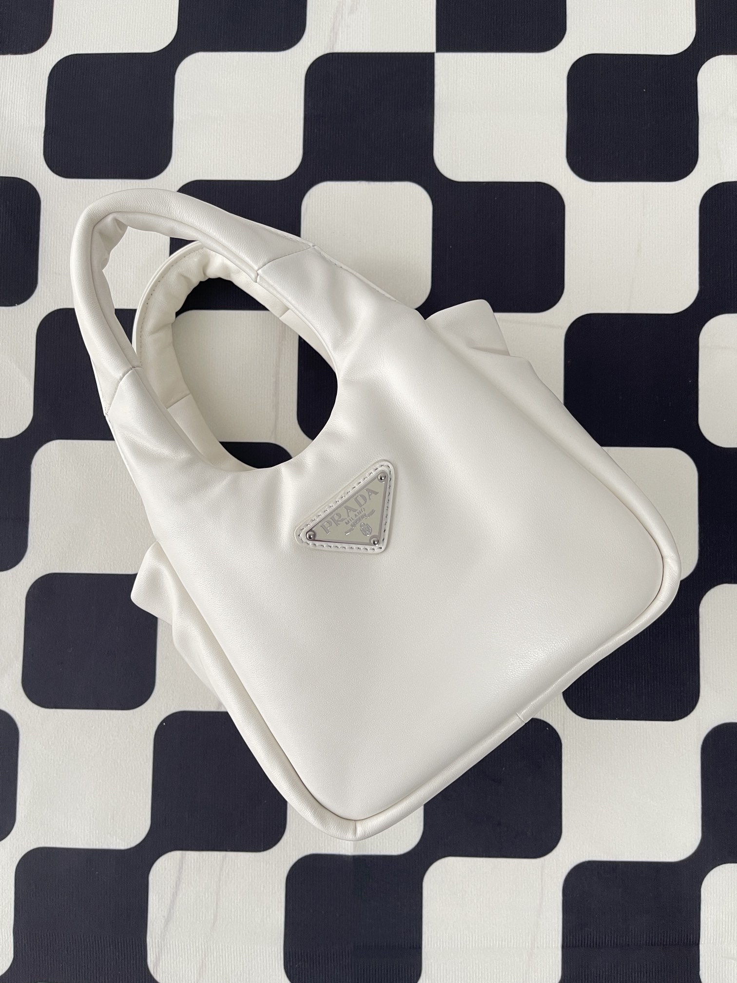 프라다 프라다 여성 소프트 스몰 패딩 나파 토트백 화이트 1BA359 정품 동일 가죽 사용 상세 이미지 9