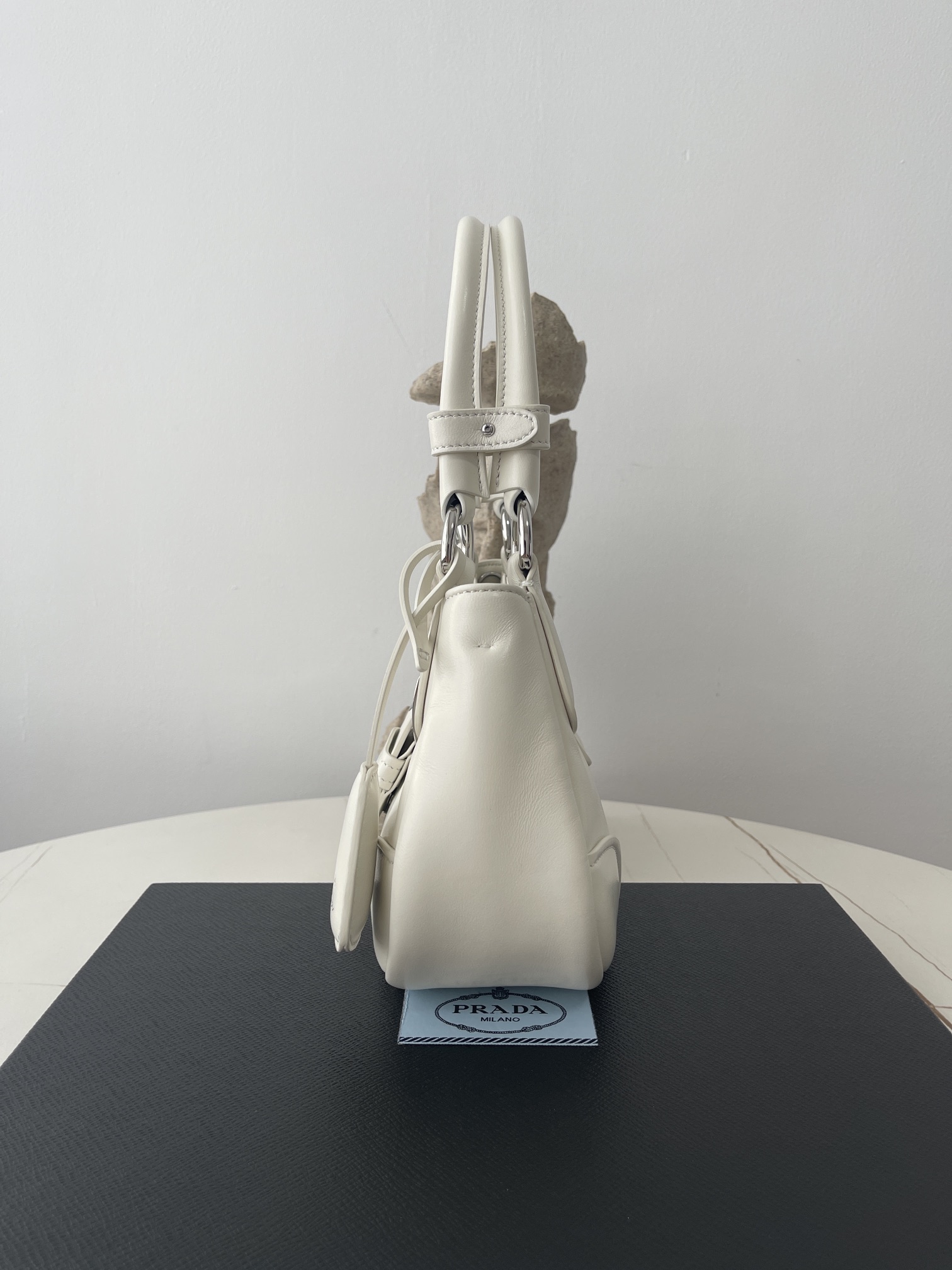 프라다 프라다 패딩 문 숄더백 화이트 1BA381 7.5×22.5×16cm 상세 이미지 4