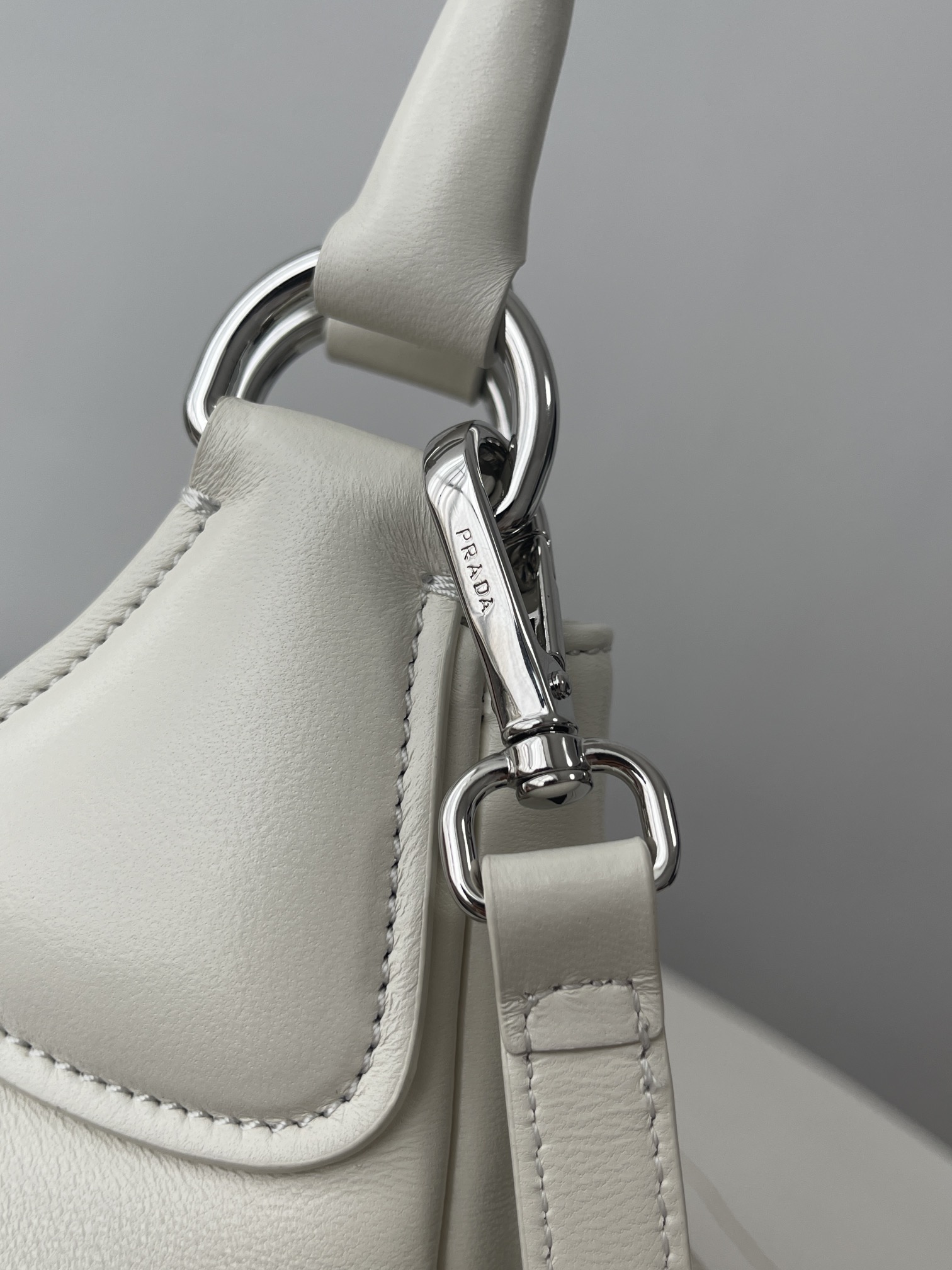 프라다 프라다 패딩 문 숄더백 화이트 1BA381 7.5×22.5×16cm 상세 이미지 5
