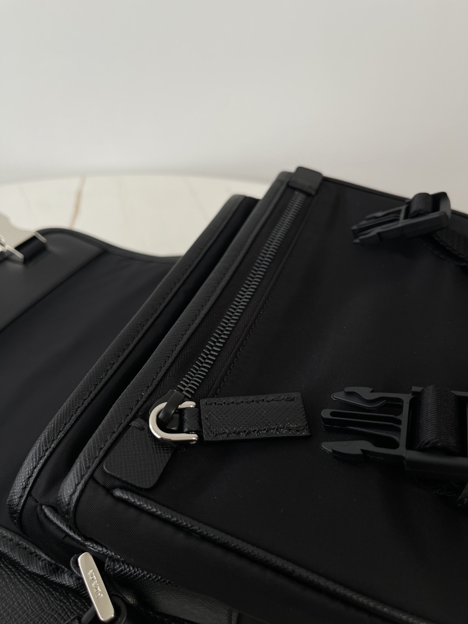 프라다 프라다 포켓 리나일론 숄더백 22 블랙 1BD334 22×16×8.5cm 상세 이미지 4