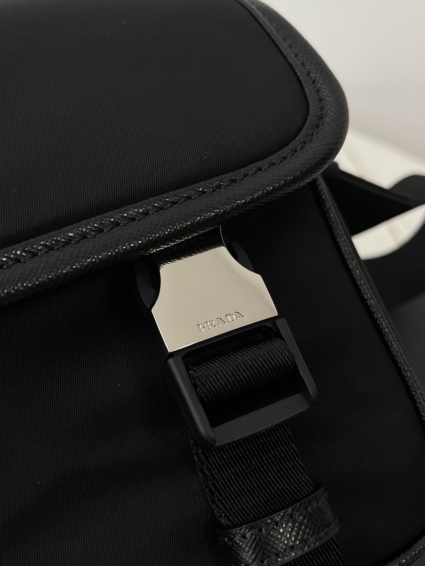 프라다 프라다 포켓 리나일론 숄더백 22 블랙 1BD334 22×16×8.5cm 상세 이미지 9