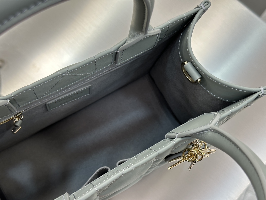 디올 디올 스몰 북 토트백 매크로까나쥬 그레이 26.5 x 21 x 14 cm 상세 이미지 10