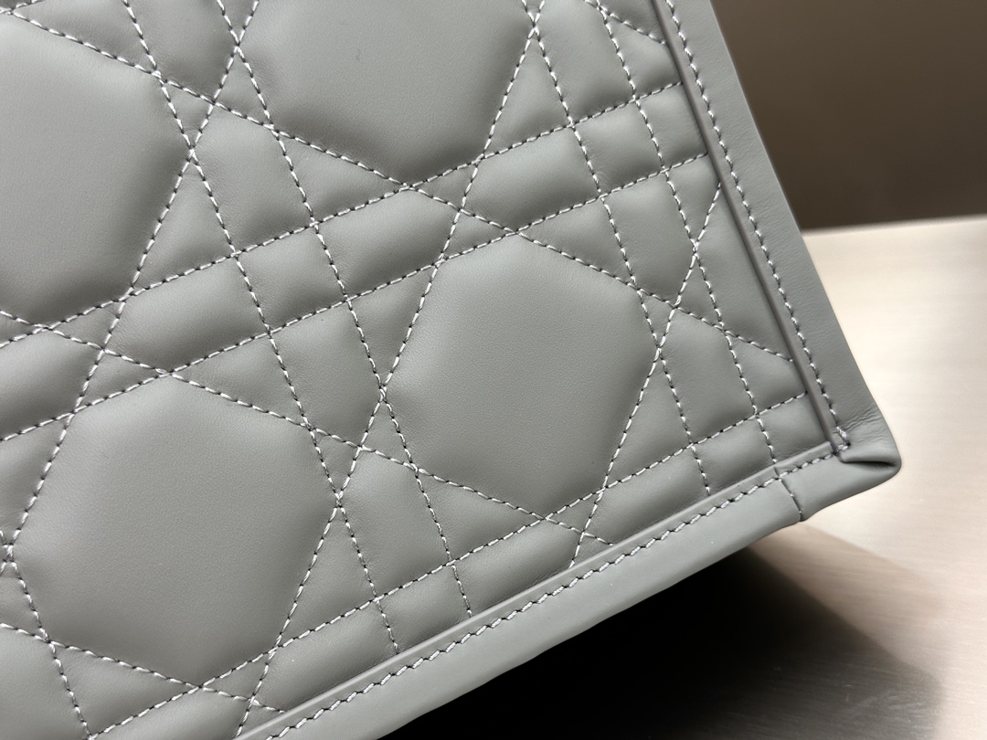 디올 디올 스몰 북 토트백 매크로까나쥬 그레이 26.5 x 21 x 14 cm 상세 이미지 12