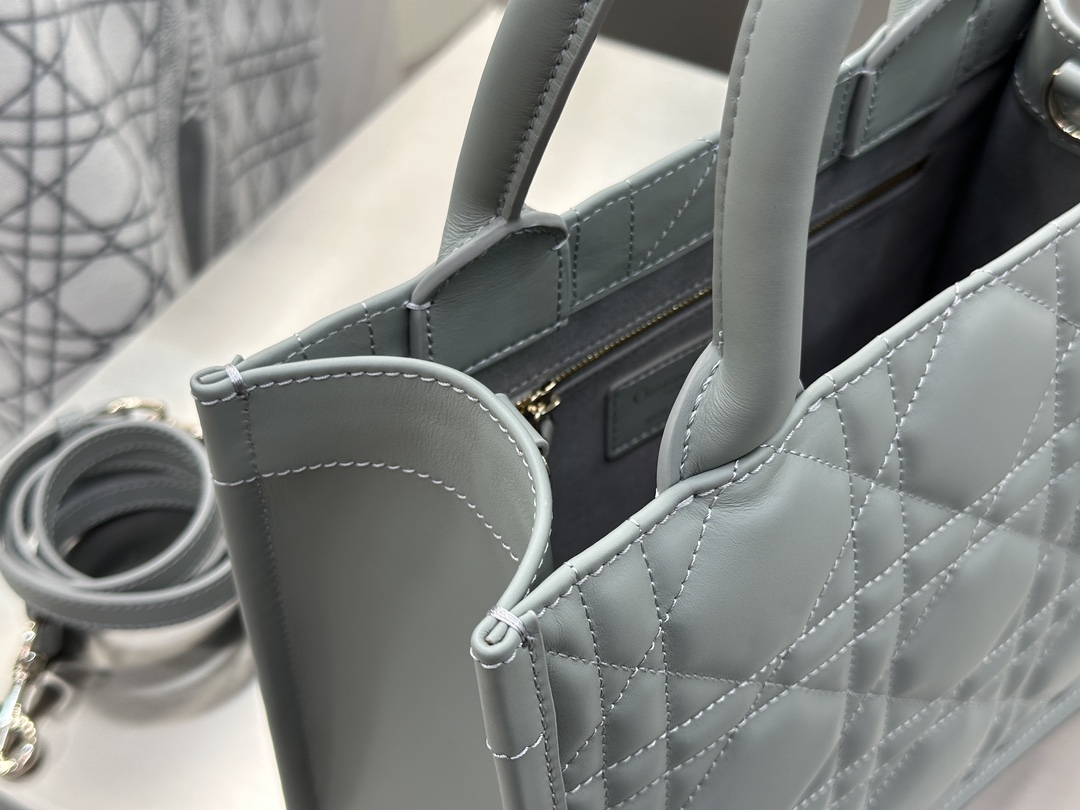 디올 디올 스몰 북 토트백 매크로까나쥬 그레이 26.5 x 21 x 14 cm 상세 이미지 15