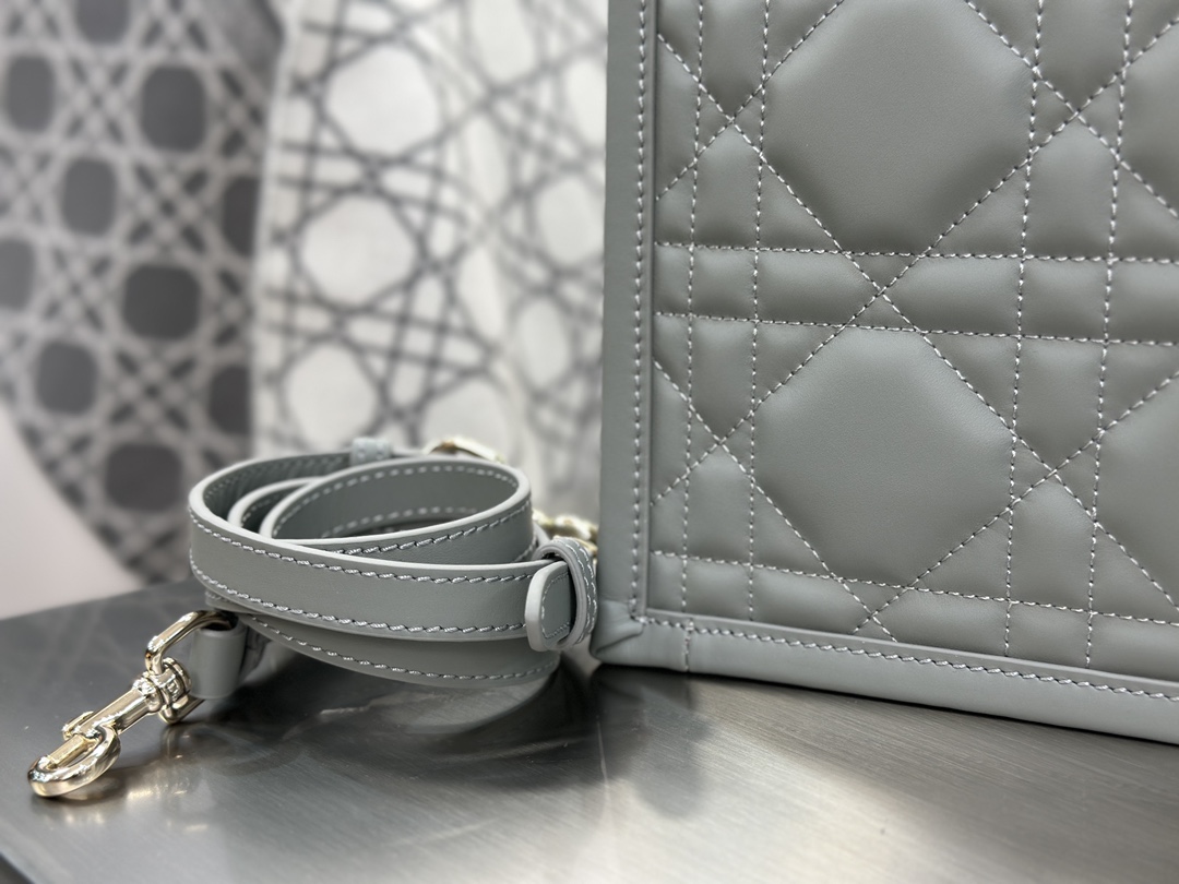디올 디올 스몰 북 토트백 매크로까나쥬 그레이 26.5 x 21 x 14 cm 상세 이미지 16