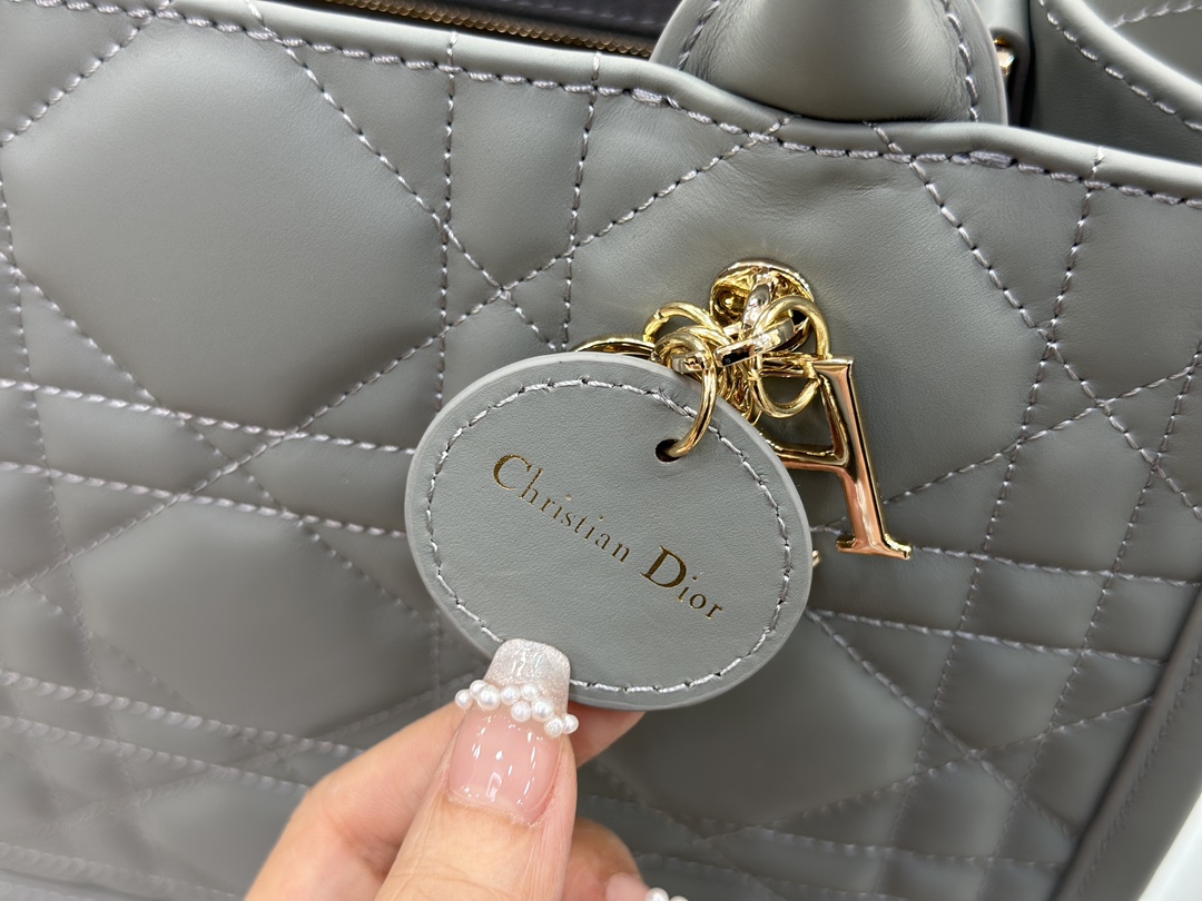 디올 디올 스몰 북 토트백 매크로까나쥬 그레이 26.5 x 21 x 14 cm 상세 이미지 17