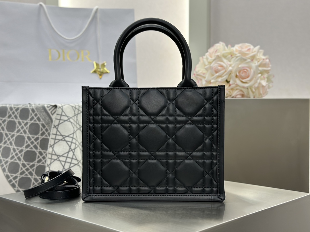 디올 디올 스몰 북 토트백 매크로까나쥬 블랙 26.5 x 21 x 14 cm 상세 이미지 2