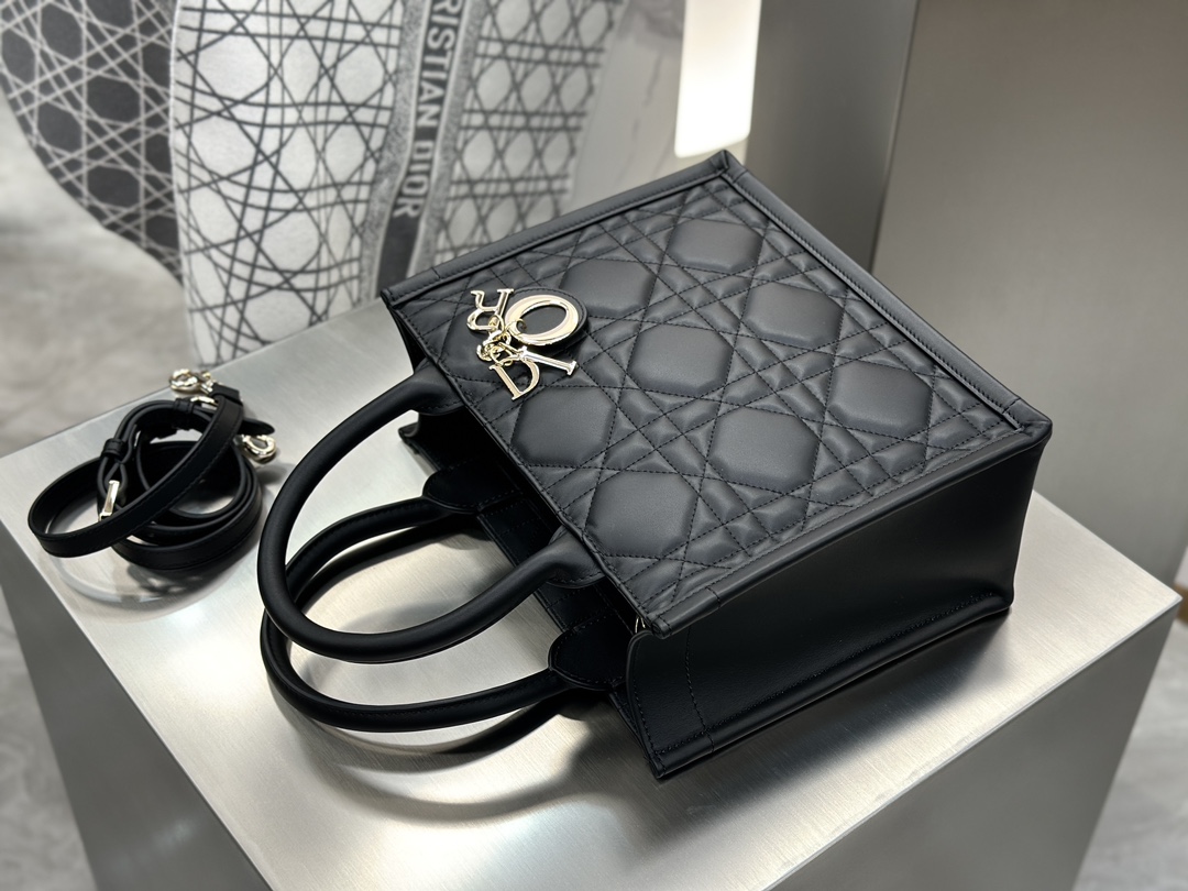 디올 디올 스몰 북 토트백 매크로까나쥬 블랙 26.5 x 21 x 14 cm 상세 이미지 4