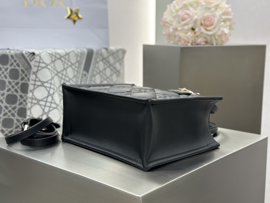 디올 디올 스몰 북 토트백 매크로까나쥬 블랙 26.5 x 21 x 14 cm 상세 이미지 5