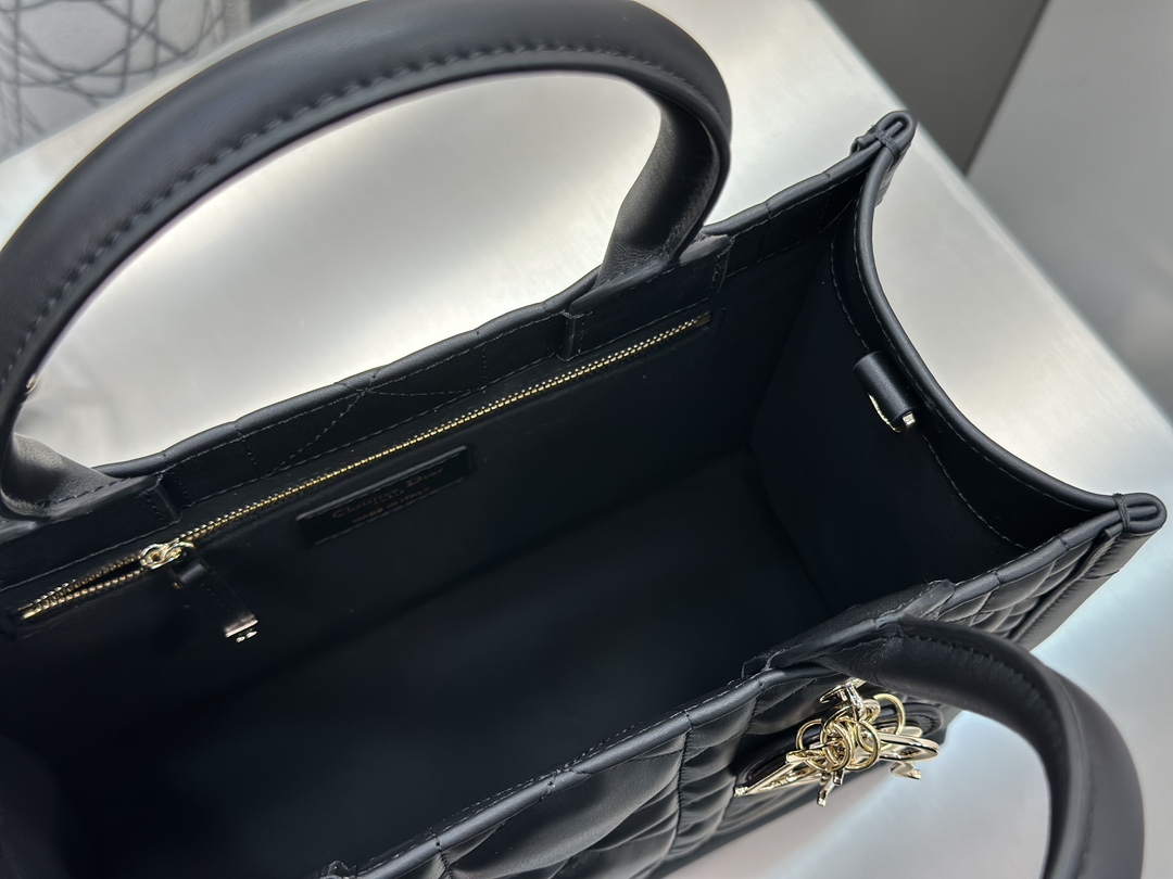 디올 디올 스몰 북 토트백 매크로까나쥬 블랙 26.5 x 21 x 14 cm 상세 이미지 9