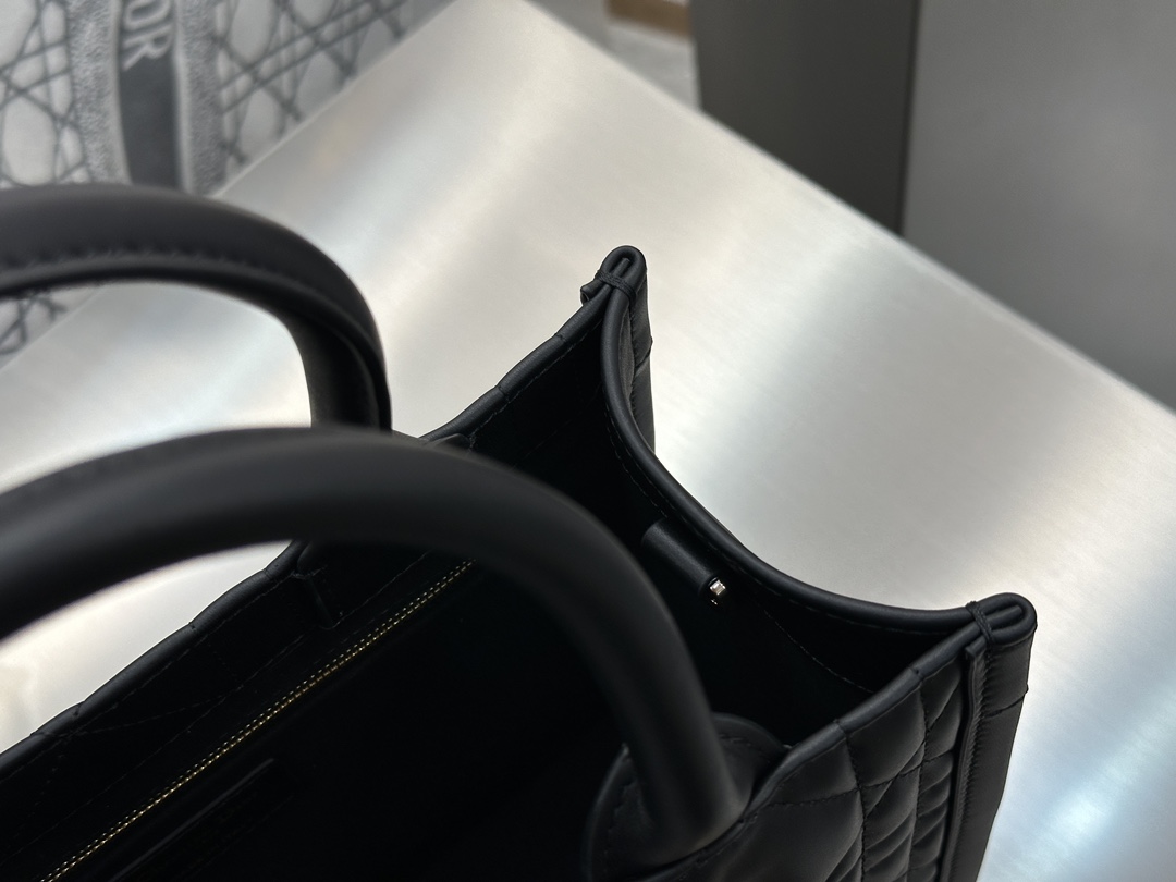디올 디올 스몰 북 토트백 매크로까나쥬 블랙 26.5 x 21 x 14 cm 상세 이미지 12