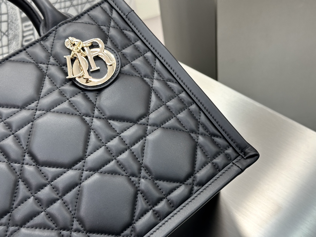 디올 디올 스몰 북 토트백 매크로까나쥬 블랙 26.5 x 21 x 14 cm 상세 이미지 14