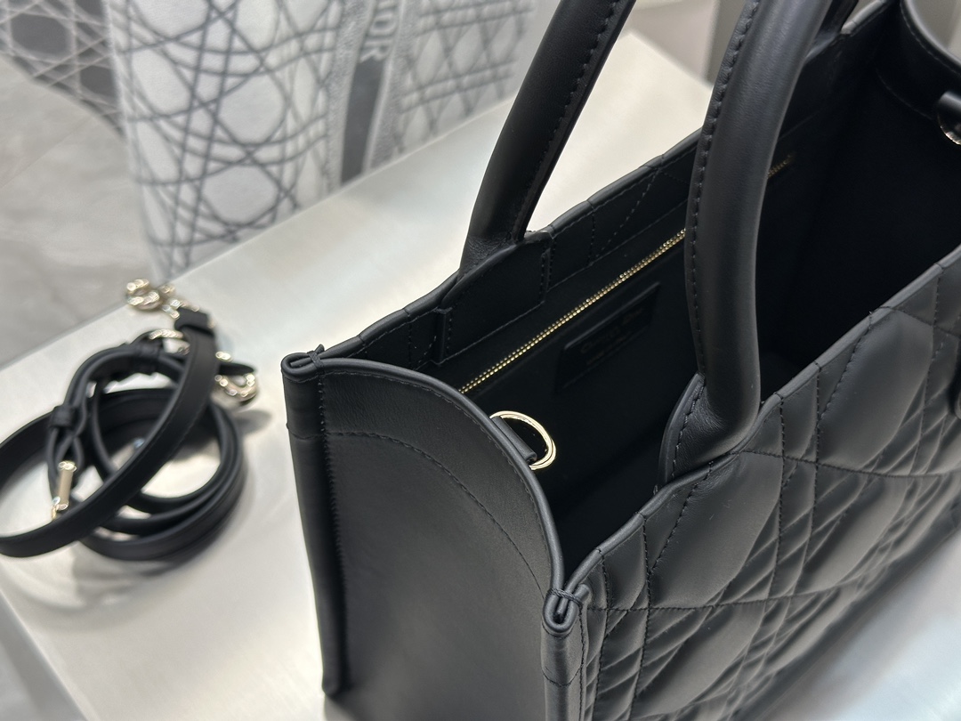 디올 디올 스몰 북 토트백 매크로까나쥬 블랙 26.5 x 21 x 14 cm 상세 이미지 16