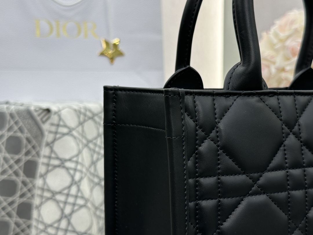 디올 디올 스몰 북 토트백 매크로까나쥬 블랙 26.5 x 21 x 14 cm 상세 이미지 17