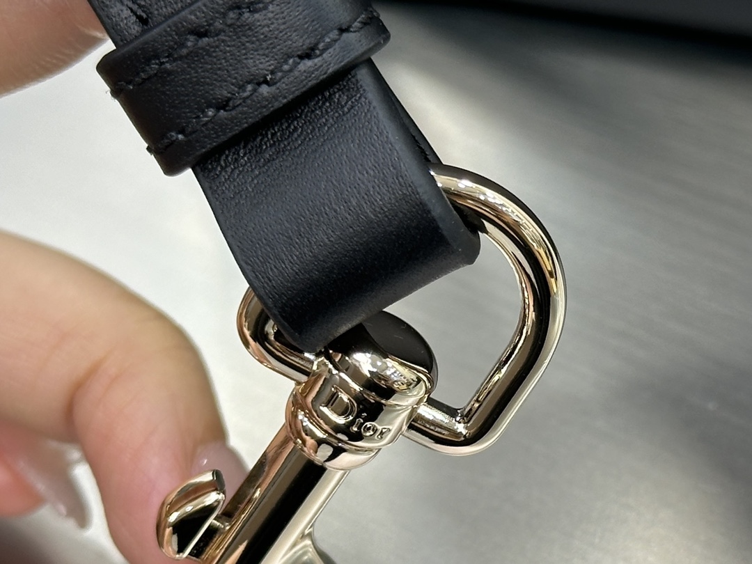 디올 디올 스몰 북 토트백 매크로까나쥬 블랙 26.5 x 21 x 14 cm 상세 이미지 18