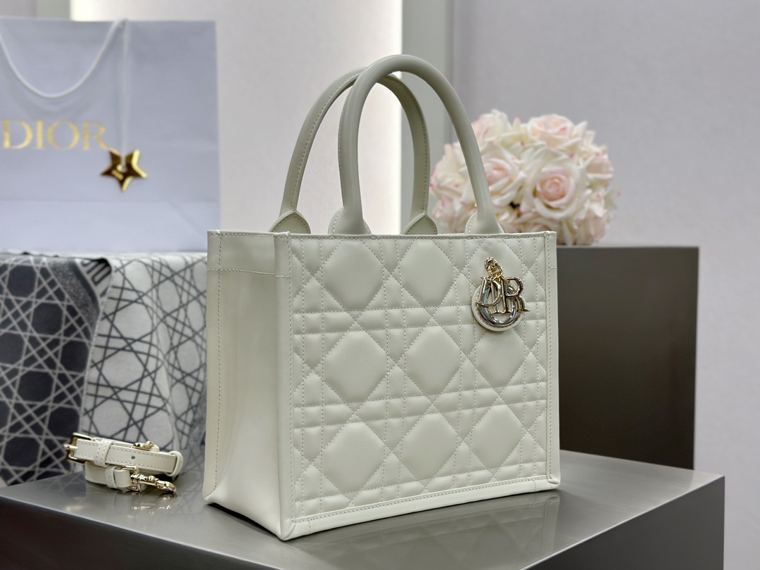 디올 디올 스몰 북 토트백 매크로까나쥬 라떼 26.5 x 21 x 14 cm 상세 이미지 4