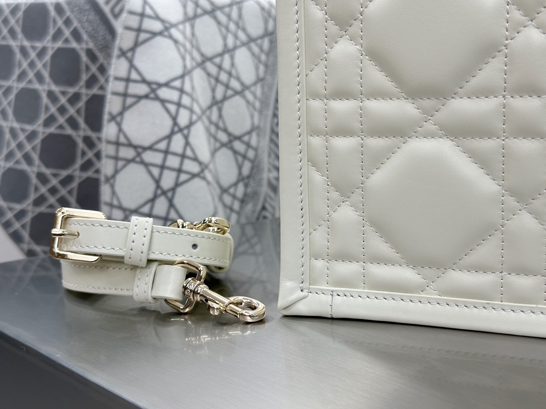 디올 디올 스몰 북 토트백 매크로까나쥬 라떼 26.5 x 21 x 14 cm 상세 이미지 11