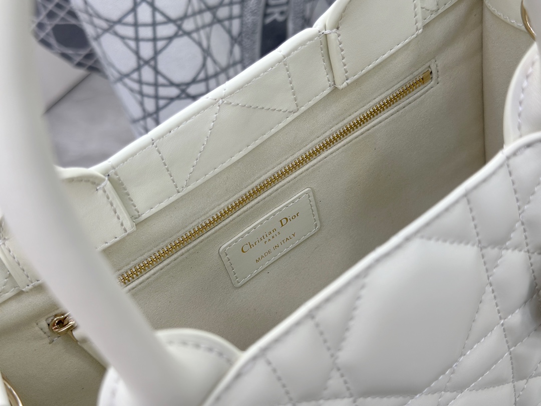 디올 디올 스몰 북 토트백 매크로까나쥬 라떼 26.5 x 21 x 14 cm 상세 이미지 14