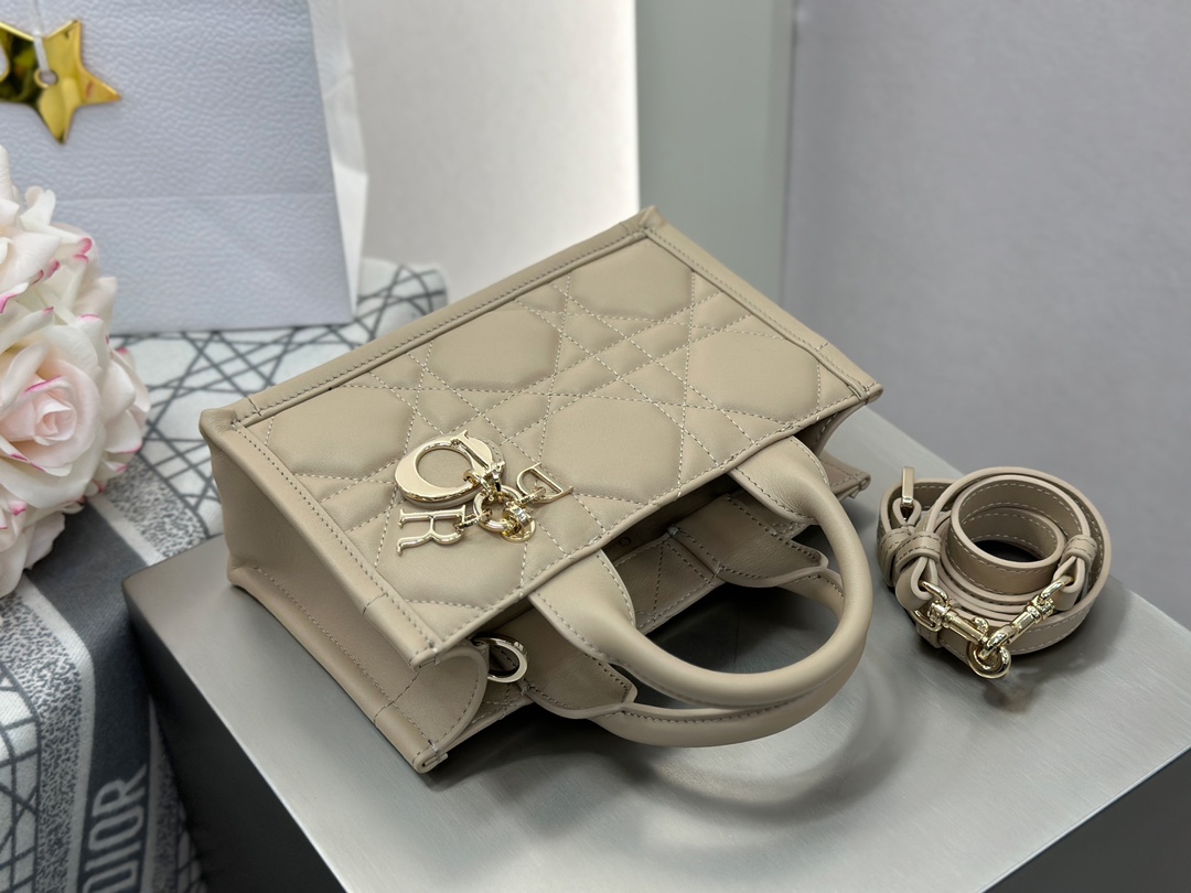 디올 디올 미니 스트랩 북 토트백 매크로까나쥬 베이지 21.5 x 13 x 7.5 cm 상세 이미지 7