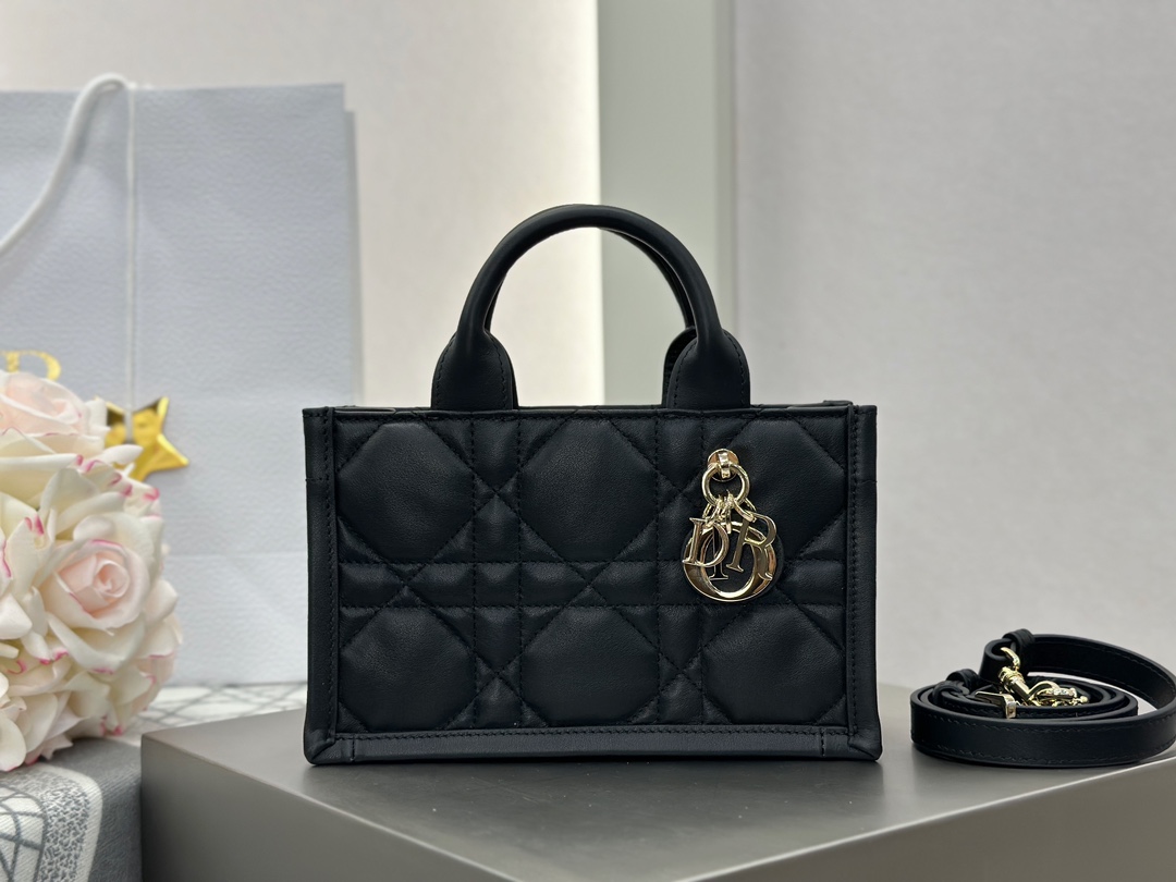 디올 디올 미니 스트랩 북 토트백 매크로까나쥬 블랙 21.5 x 13 x 7.5 cm 상세 이미지 1