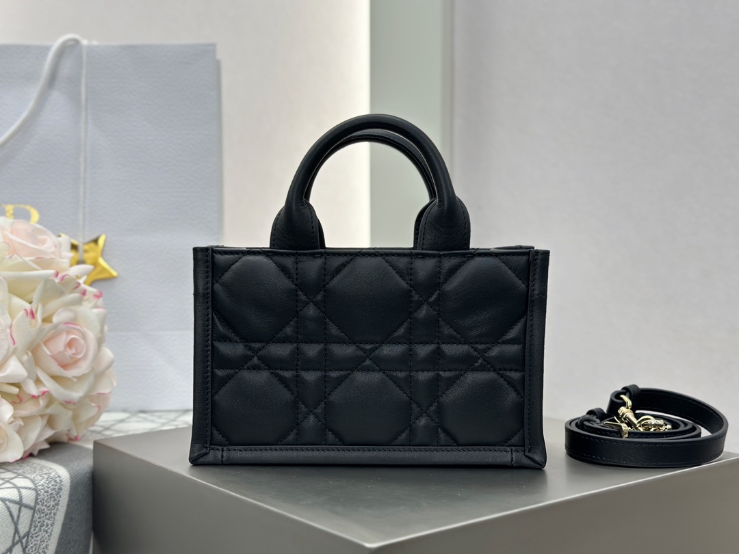 디올 디올 미니 스트랩 북 토트백 매크로까나쥬 블랙 21.5 x 13 x 7.5 cm 상세 이미지 2