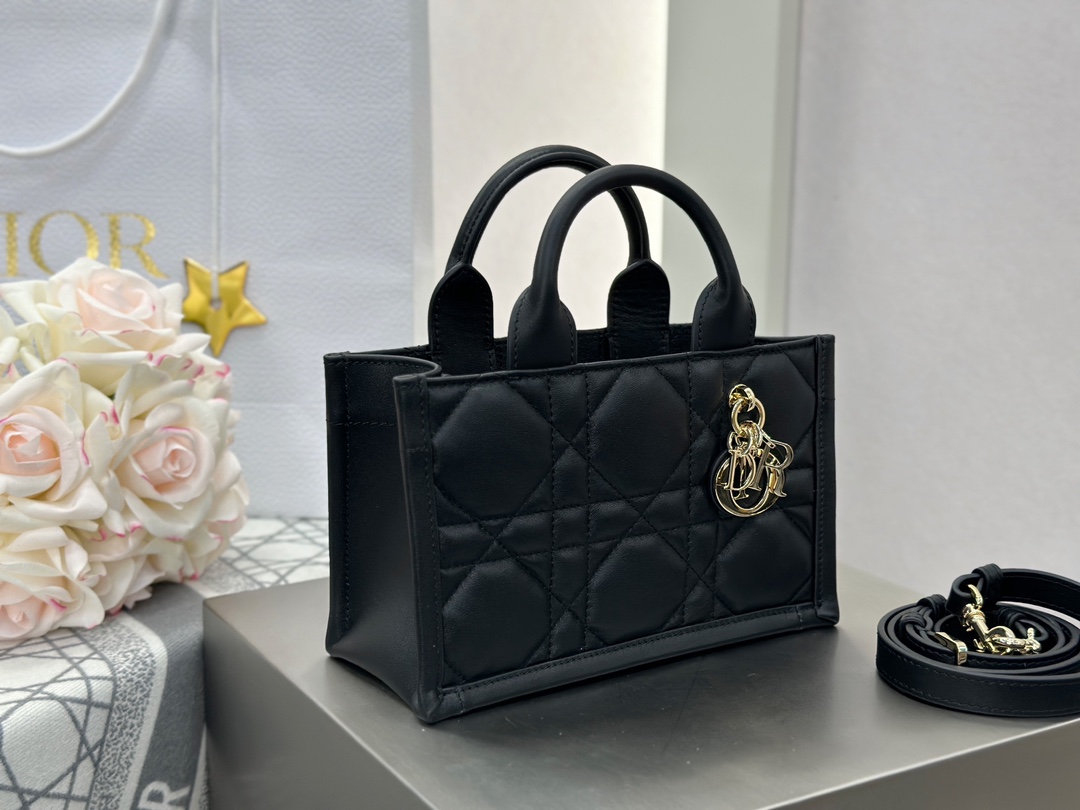 디올 디올 미니 스트랩 북 토트백 매크로까나쥬 블랙 21.5 x 13 x 7.5 cm 상세 이미지 4