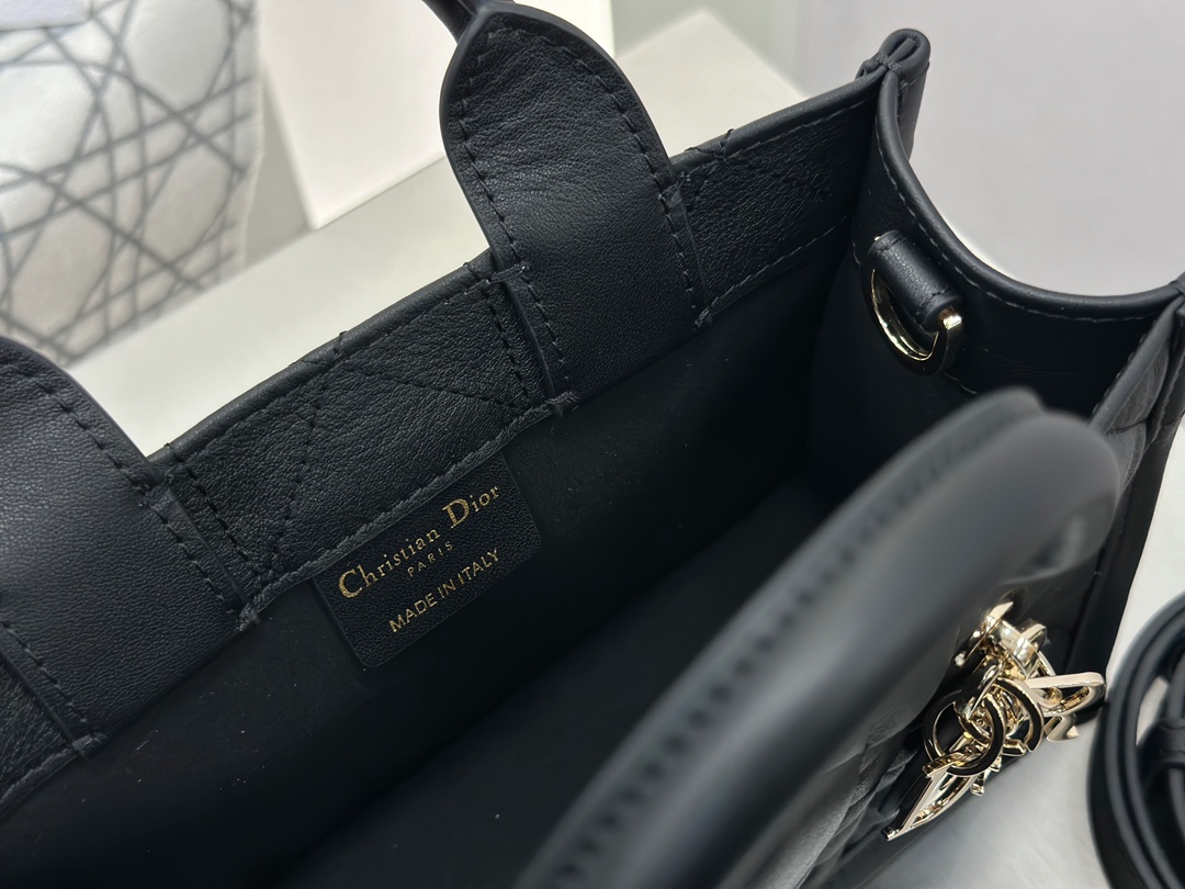 디올 디올 미니 스트랩 북 토트백 매크로까나쥬 블랙 21.5 x 13 x 7.5 cm 상세 이미지 10