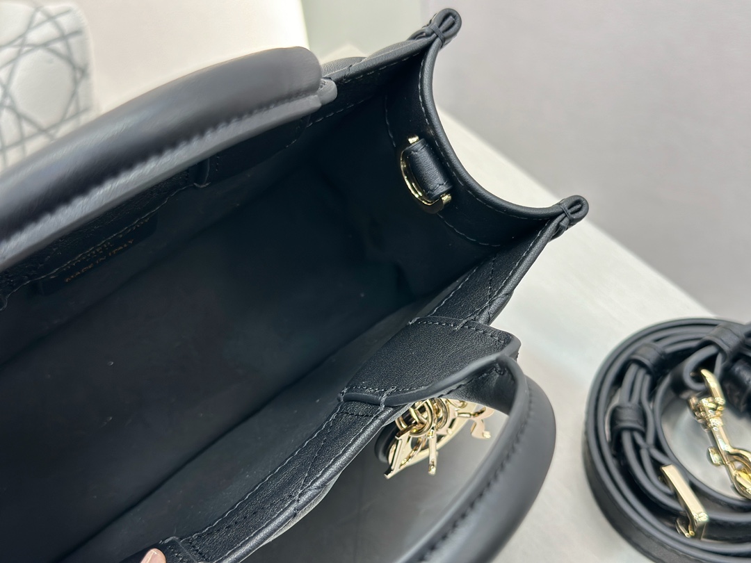 디올 디올 미니 스트랩 북 토트백 매크로까나쥬 블랙 21.5 x 13 x 7.5 cm 상세 이미지 11