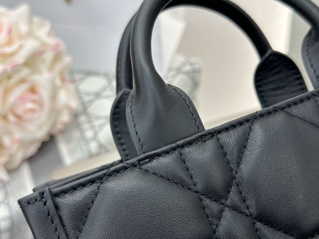 디올 디올 미니 스트랩 북 토트백 매크로까나쥬 블랙 21.5 x 13 x 7.5 cm 상세 이미지 12