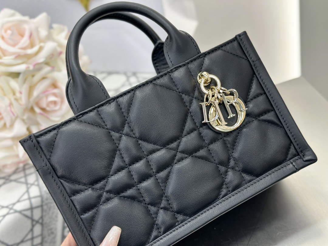 디올 디올 미니 스트랩 북 토트백 매크로까나쥬 블랙 21.5 x 13 x 7.5 cm 상세 이미지 14