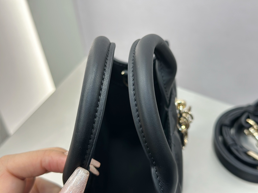 디올 디올 미니 스트랩 북 토트백 매크로까나쥬 블랙 21.5 x 13 x 7.5 cm 상세 이미지 15