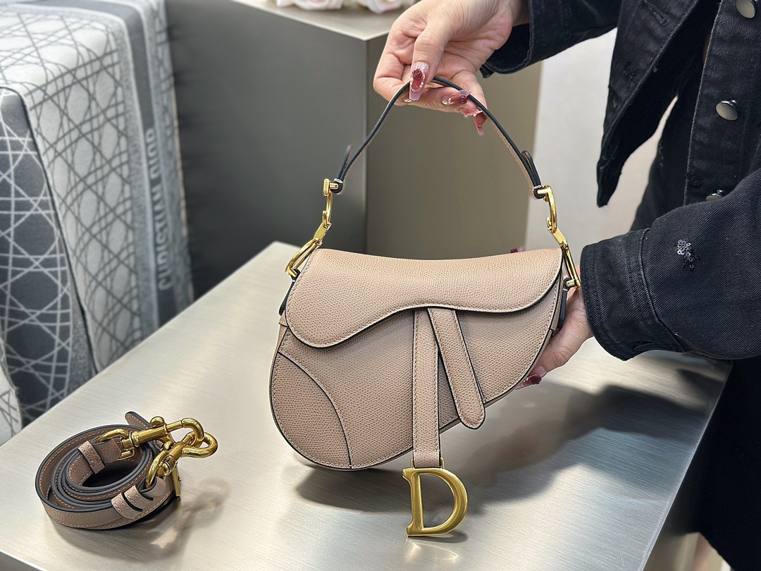 디올 디올 스몰 새들 스트랩 백 카라멜 베이지 19.5 x 15 x 6 cm 상세 이미지 1