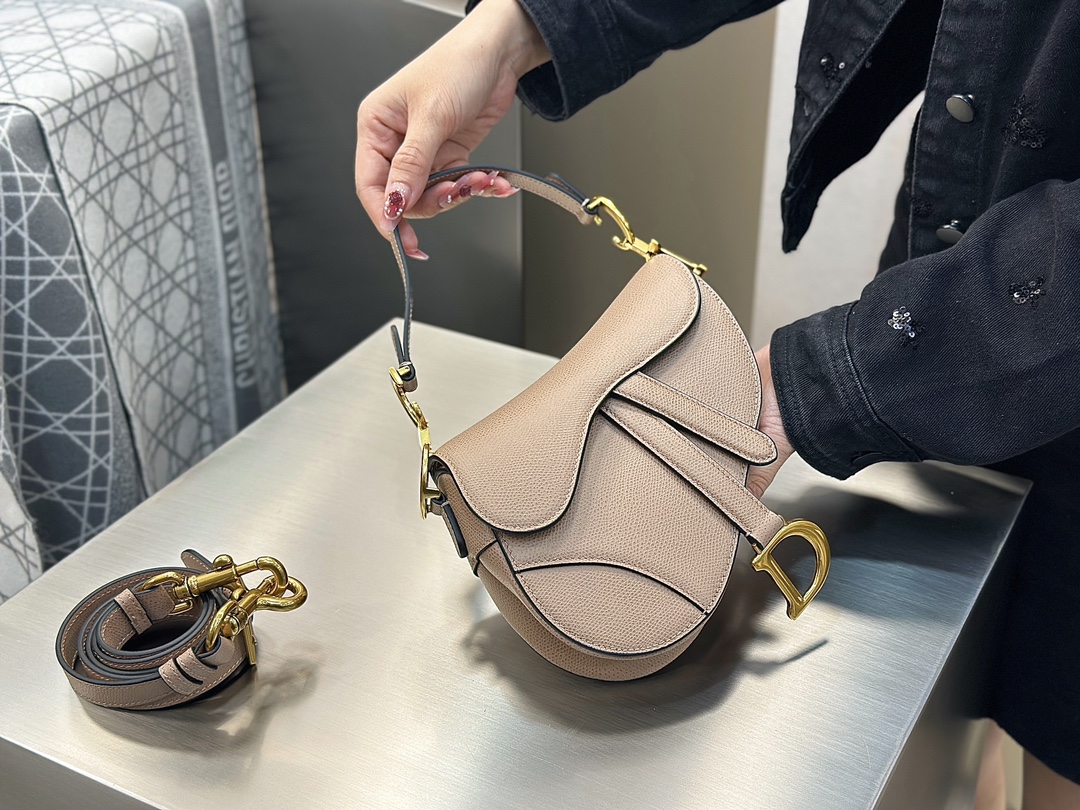 디올 디올 스몰 새들 스트랩 백 카라멜 베이지 19.5 x 15 x 6 cm 상세 이미지 2