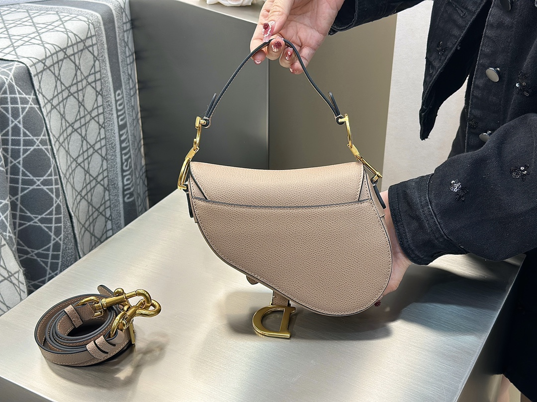 디올 디올 스몰 새들 스트랩 백 카라멜 베이지 19.5 x 15 x 6 cm 상세 이미지 3