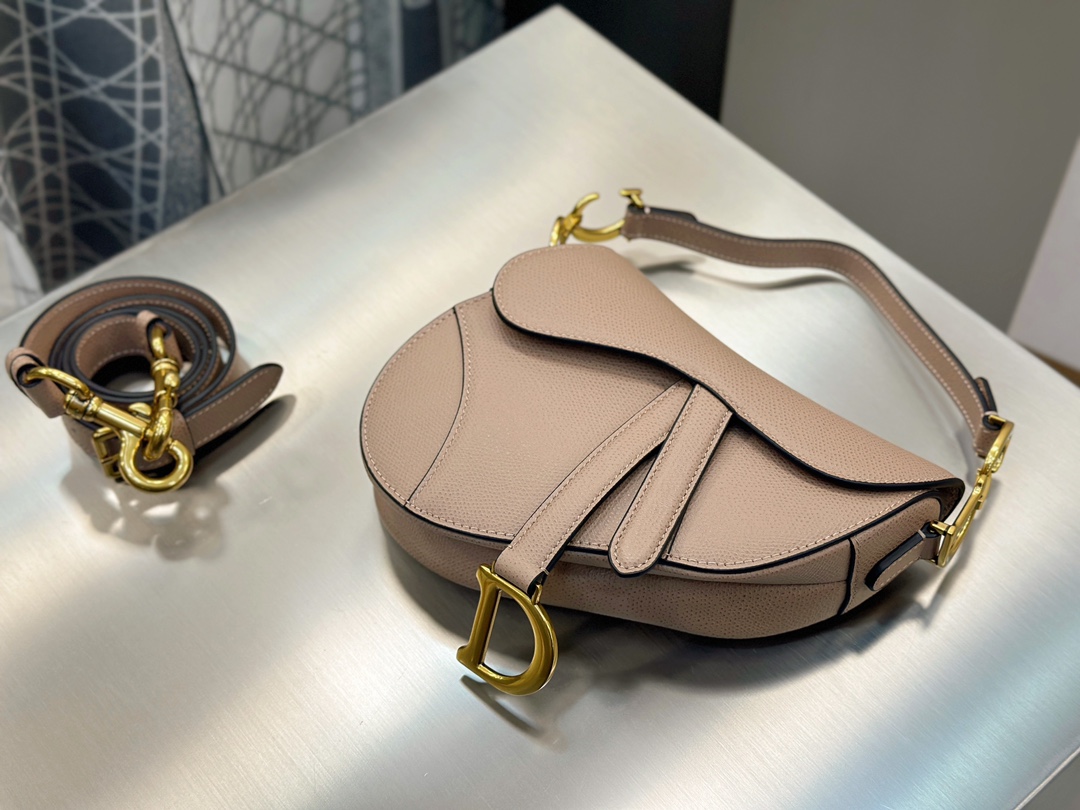 디올 디올 스몰 새들 스트랩 백 카라멜 베이지 19.5 x 15 x 6 cm 상세 이미지 4