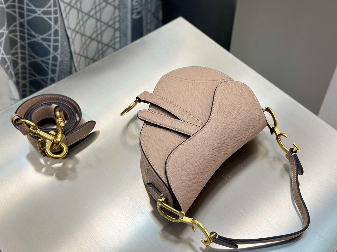 디올 디올 스몰 새들 스트랩 백 카라멜 베이지 19.5 x 15 x 6 cm 상세 이미지 5