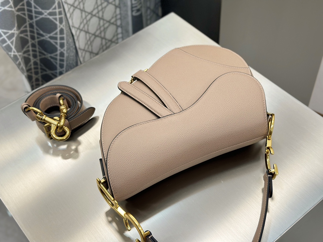 디올 디올 스몰 새들 스트랩 백 카라멜 베이지 19.5 x 15 x 6 cm 상세 이미지 6